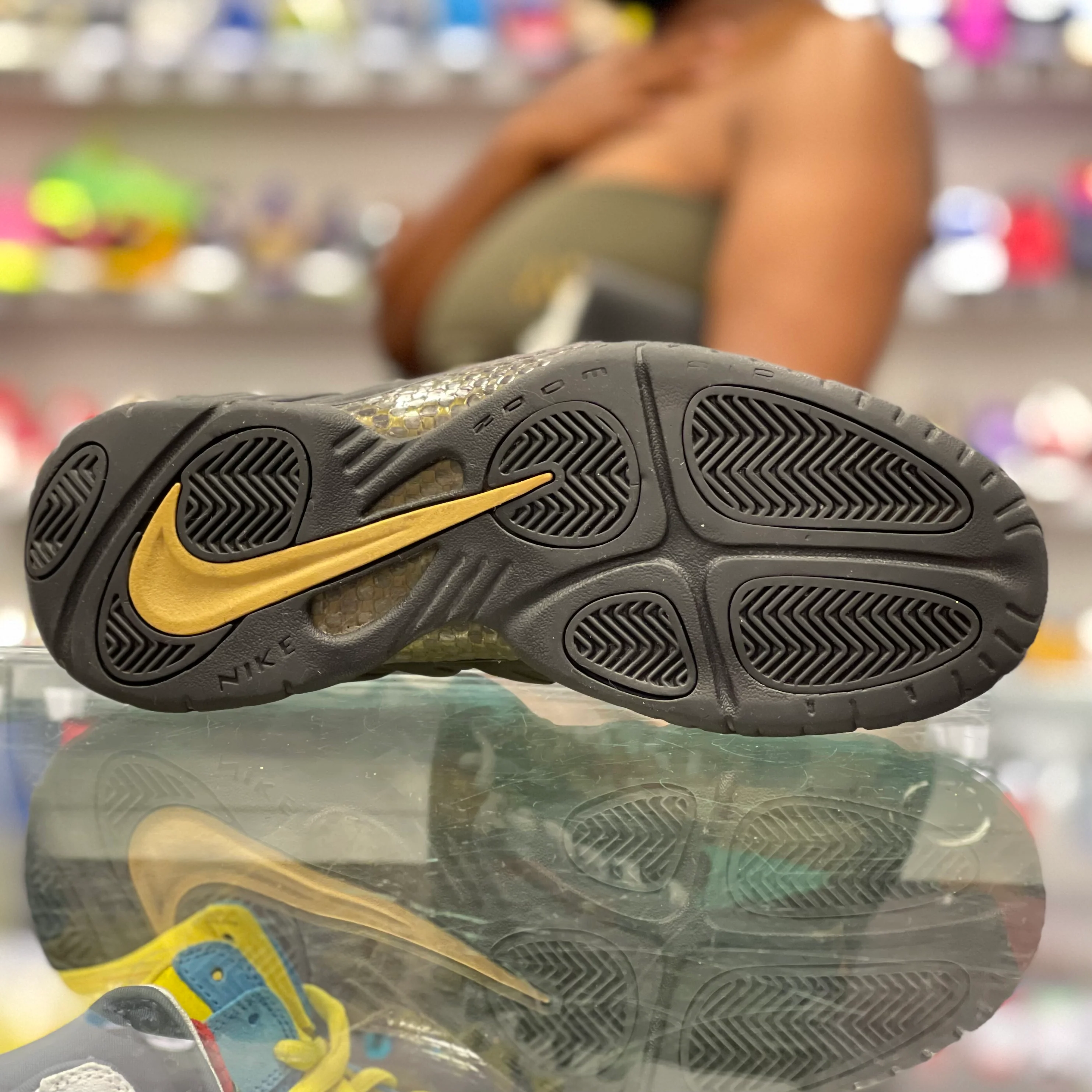 Air Foamposite Pro “Metallic Black Gold” - Image 3