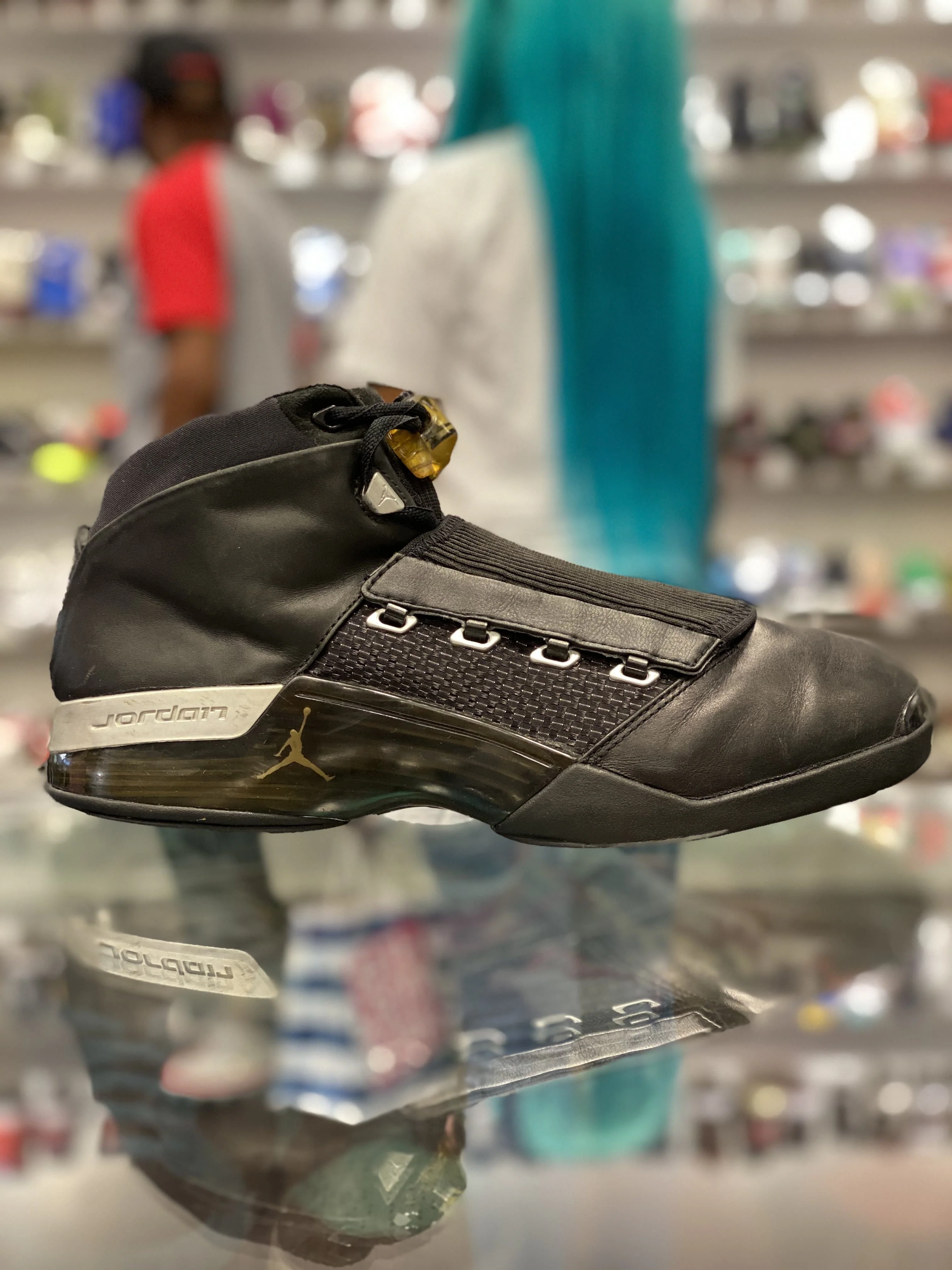 Air Jordan Retro 17 “Black Metallic Silver 2002” - Image 2