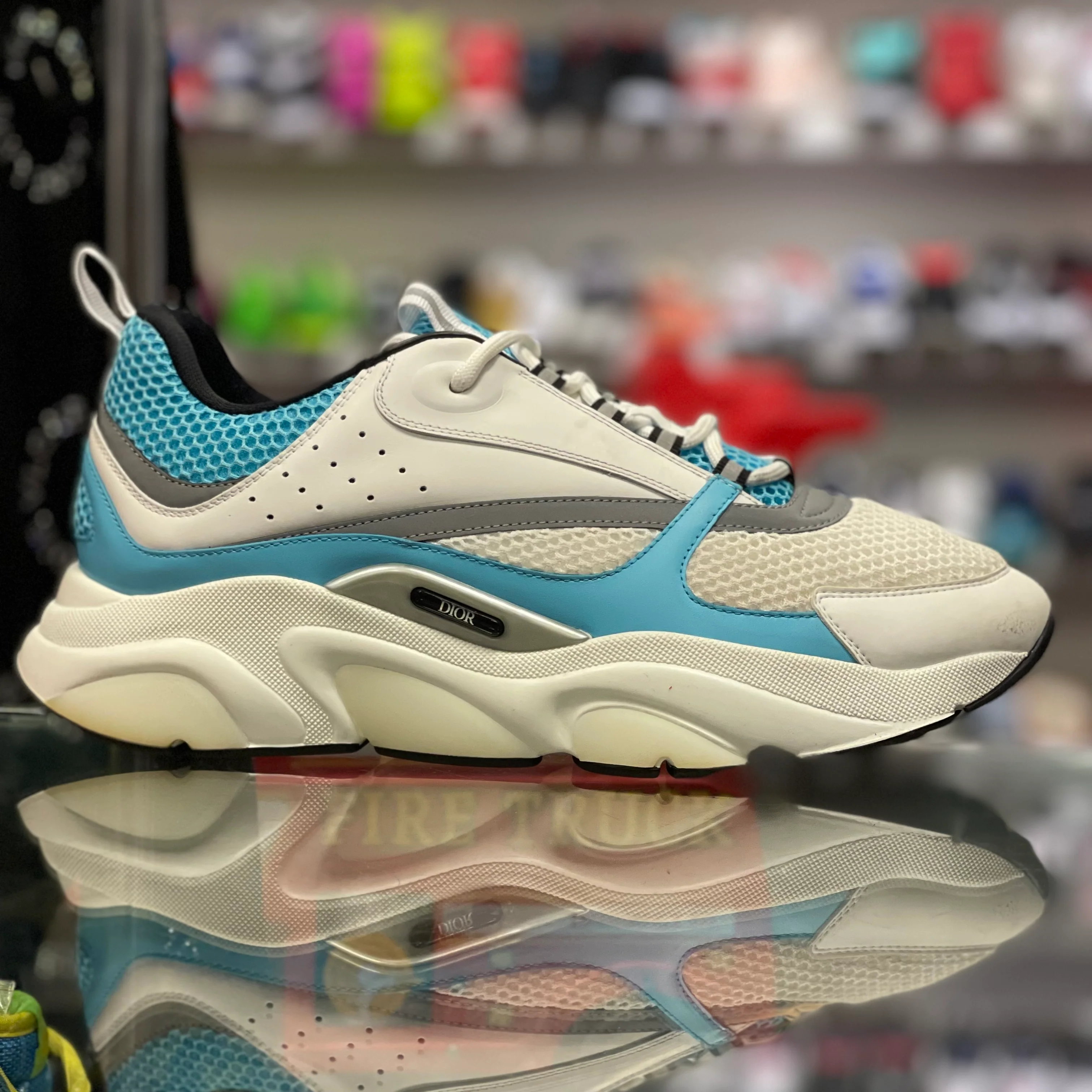B22 “Light Blue White” - Image 2