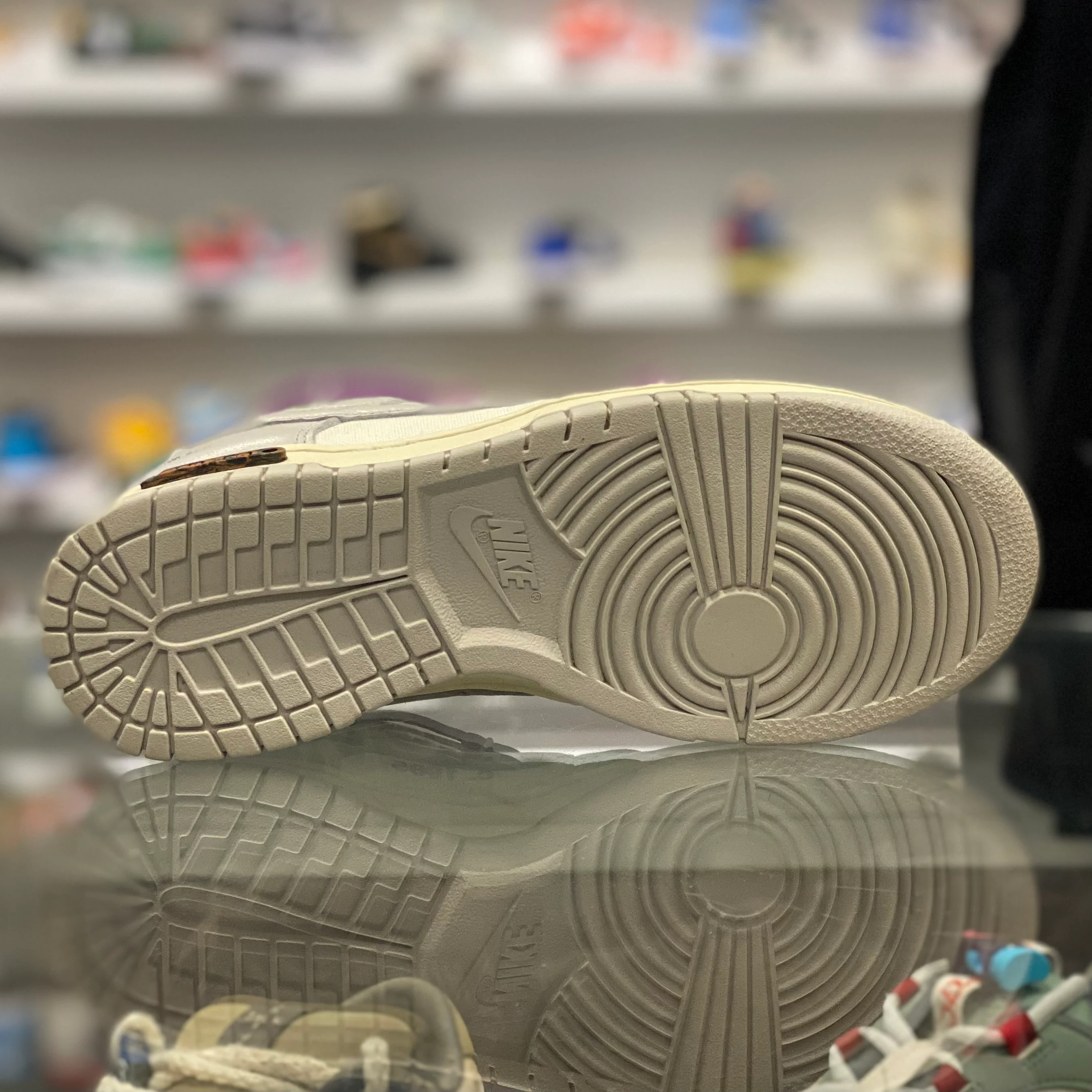 Dunk Low “Off White Lot 28” - Image 2