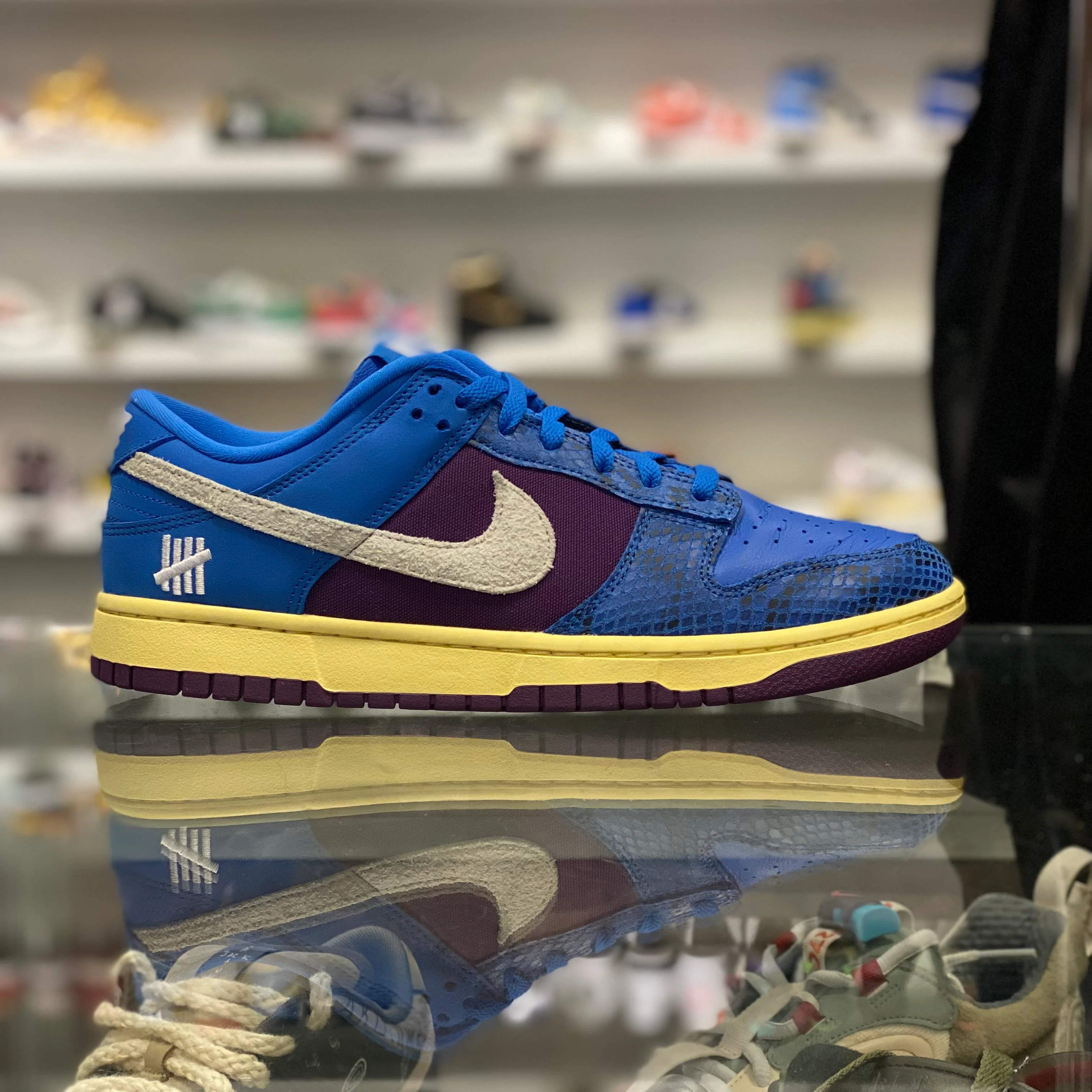 Dunk Low SP “Undefeated 5 On It Dunk VS AF1” - Image 6