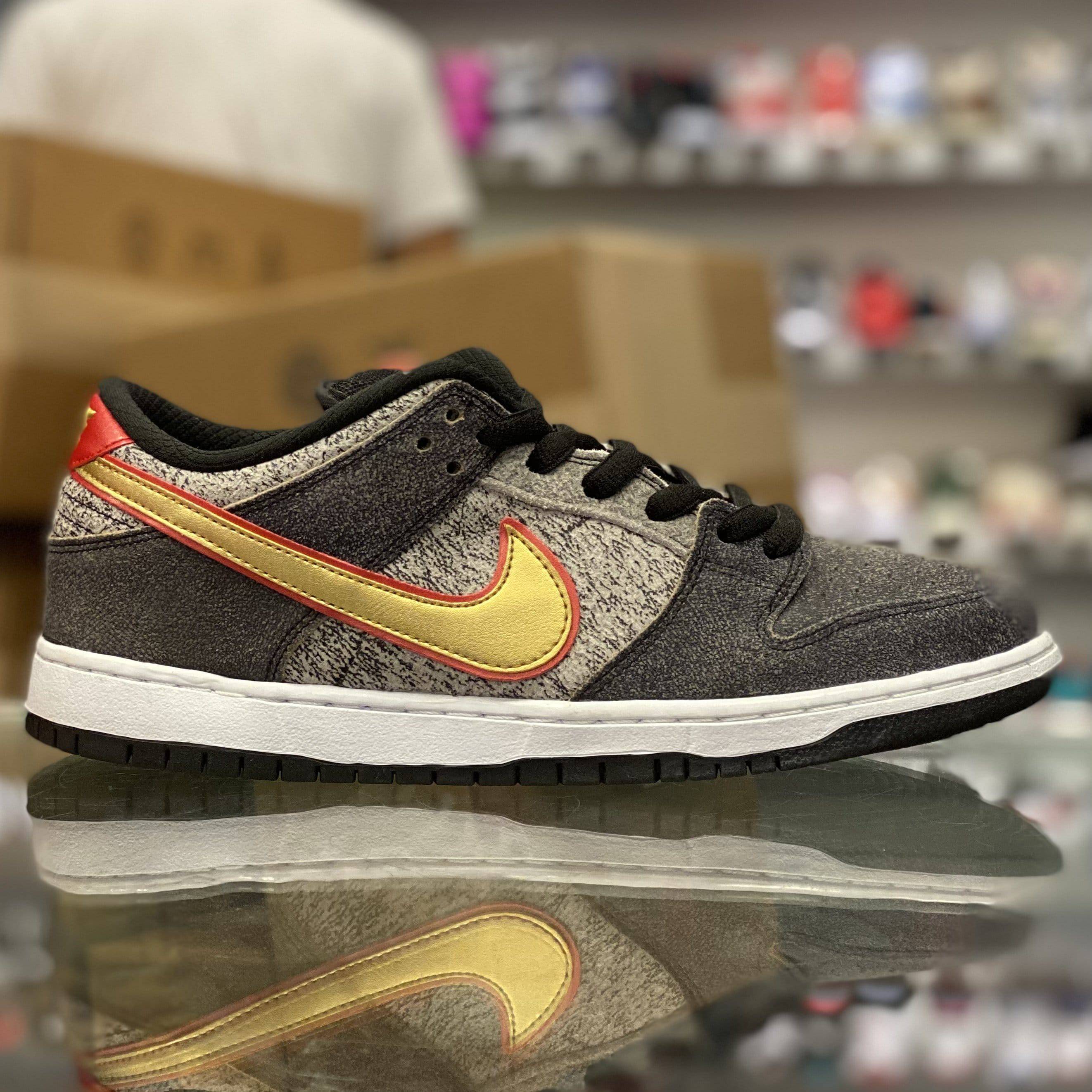 Dunk SB Low “Beijing Metalic” - Image 2