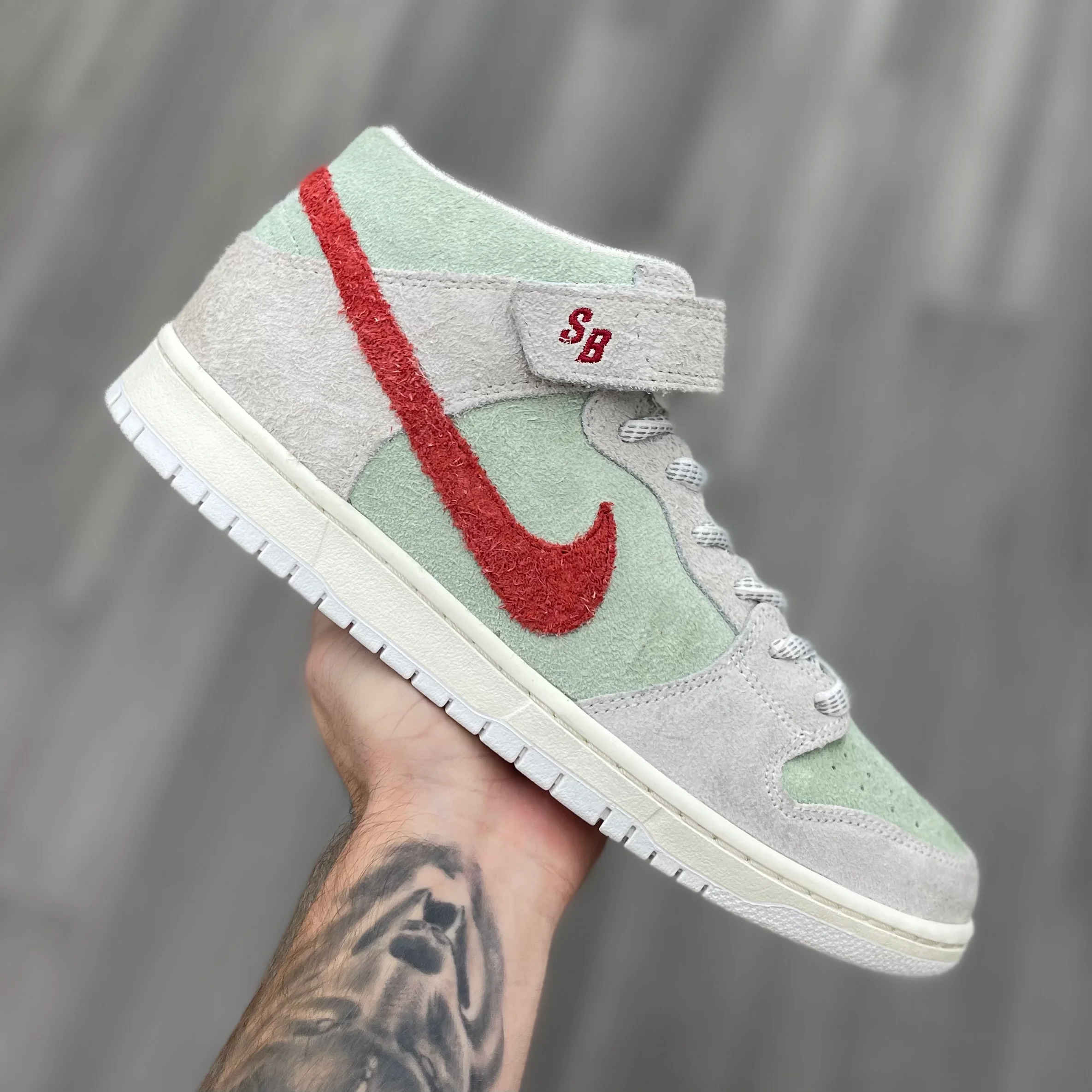 SB Dunk Mid “White Widow” - Image 4